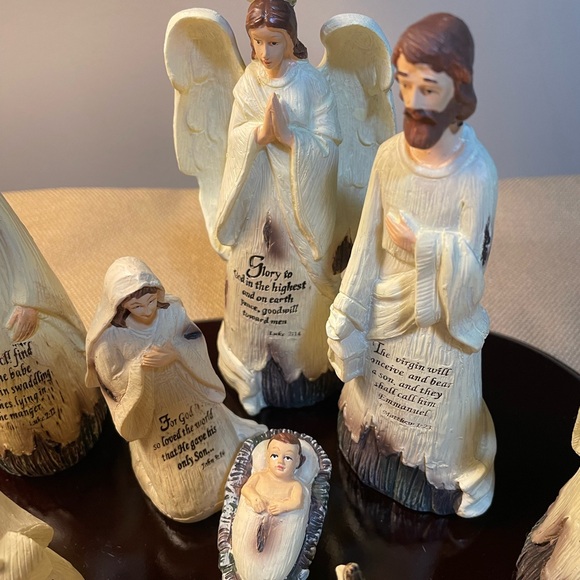 Kirkland Sentiment Nativity Set,Carved Resin Set of 9 Figures, Base, in Box - Picture 3 of 10